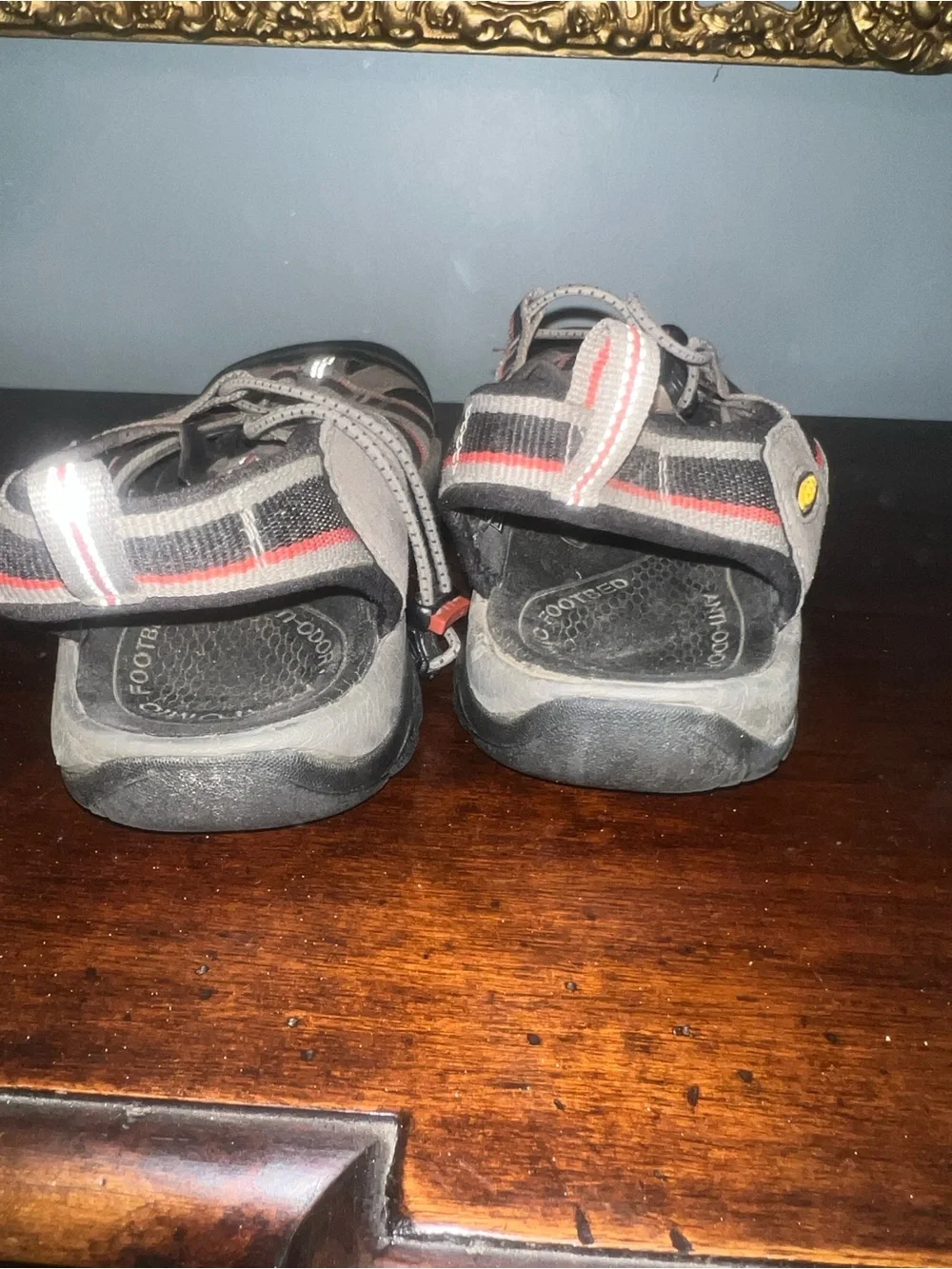 Men’s Closed-Toe Outdoor water shoes Sandals in Gray with Red Accents